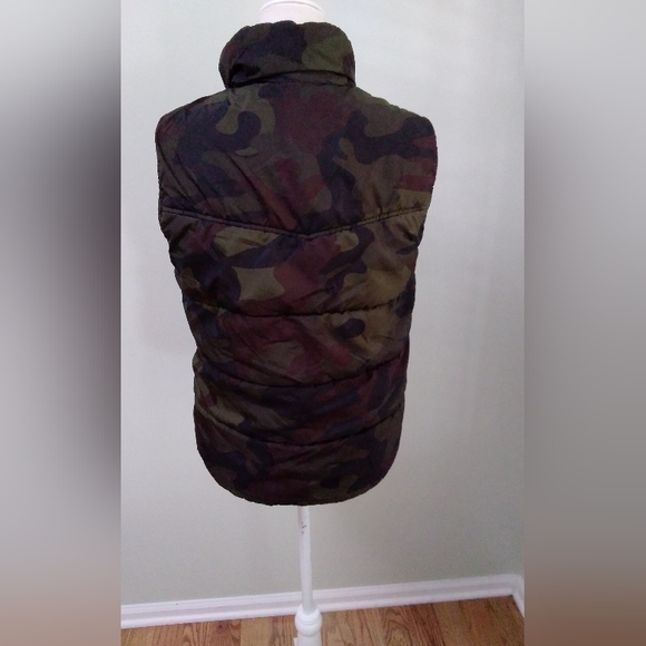American Eagle Outfitters Camo Puffer Vest - Picture 5 of 10